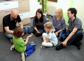 Familie beim Familiencoaching, um gemeinsam als Familie eine Lösung zu finden. Familie beim Familiencoaching, um gemeinsam als Familie eine Lösung zu finden.